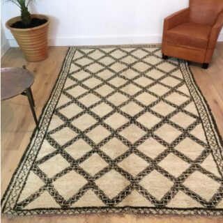 Tapis Marocain Magestueux tapis berbère Beni Ouarain motifs marrons gris sur fond beige 280 x 171