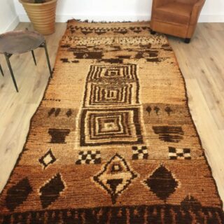 Tapis Marocain Incroyable tapis ancien Boujad marron orangé motifs primitifs 370 x 153