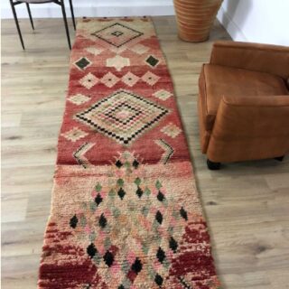 Tapis Marocain Long tapis berbère Boujad rouge rosé motifs géométriques losanges et petits carrés 301 x 085