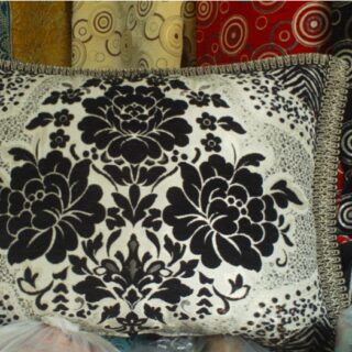 Housse de coussin marocaine en mobra noir et blanc.