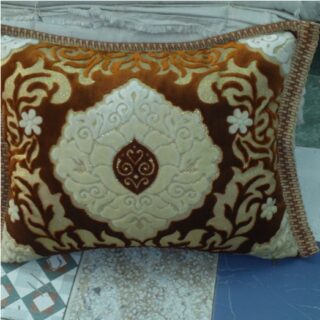 Housse de coussin en velours de couleur caramel﻿ pour une décoration des fauteuils et canapés d'inspiration marocaine.