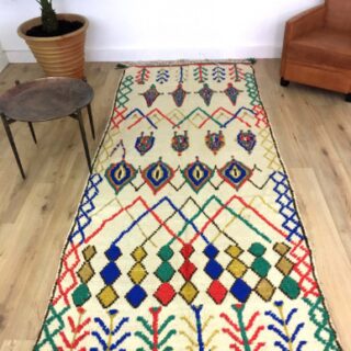 Tapis Marocain Tapis berbère Azilal fond écru, motifs jaunes, bleus, verts, rouges 305 x 125